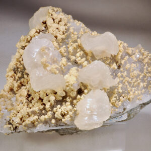 C019 Calcite on quartz and dolomite